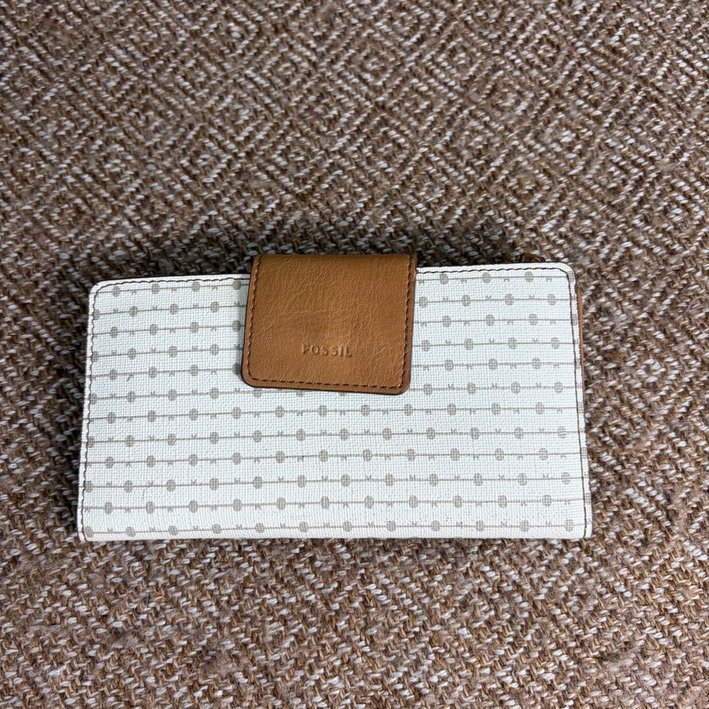 Fossil Women's Kinley Tan Bifold Wallet